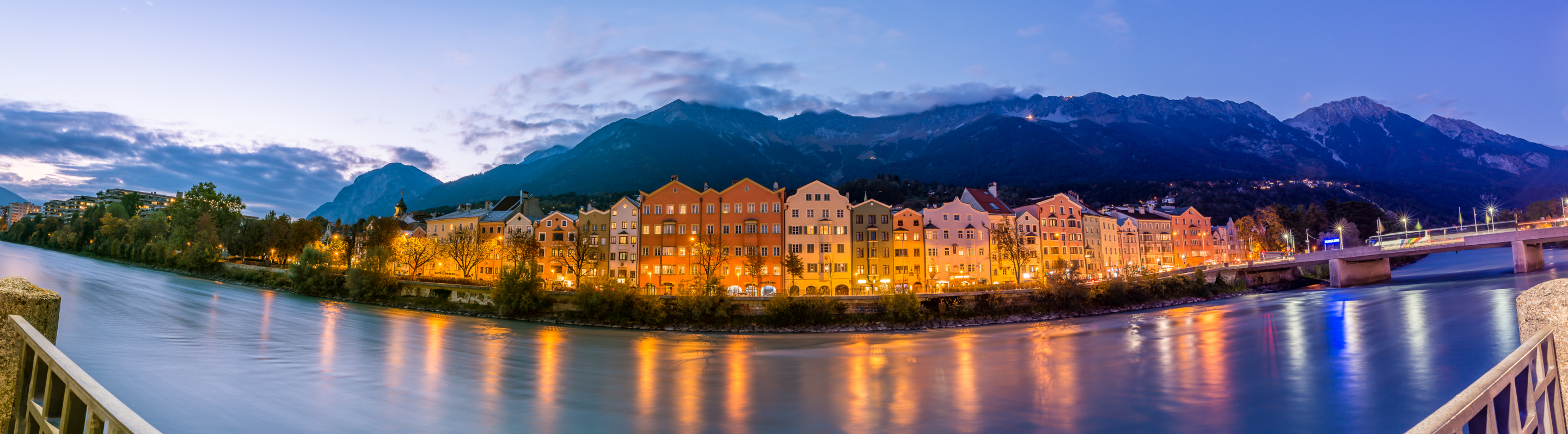 Häuserzeile Innsbruck bei Nacht Termin